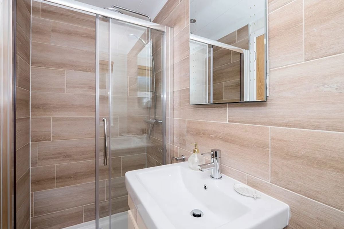 Wessex Classic, shower room at Delamere