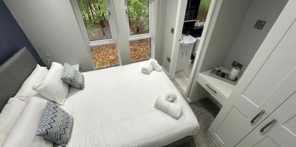 Kentmere Super, bedroom with window at Finlake