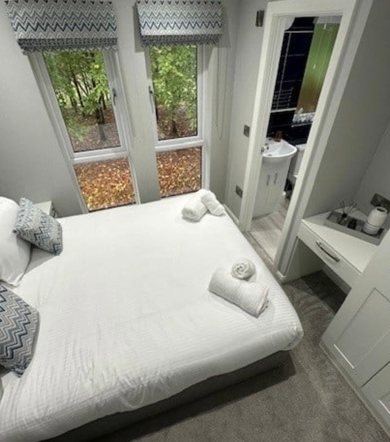 Kentmere Super, bedroom with window at Finlake