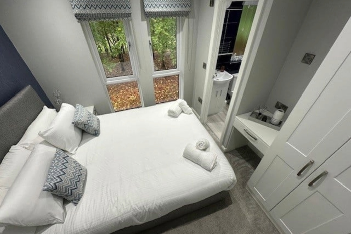 Kentmere Super, bedroom with window at Finlake