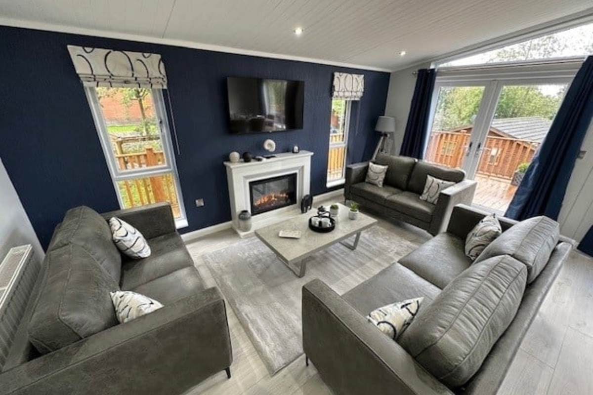 Kentmere Super, lounge with sofas at Finlake