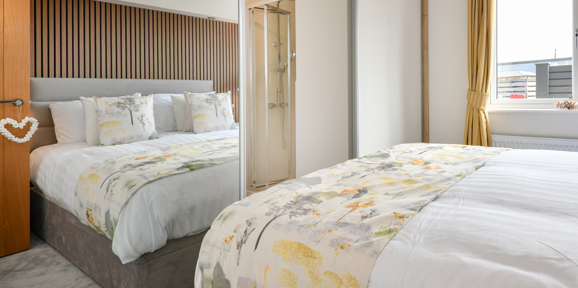 The Warren, Oakgrove Shearwater, master bedroom with ensuite