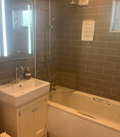 Prestige Oyster Catcher, bathroom at Talyfan