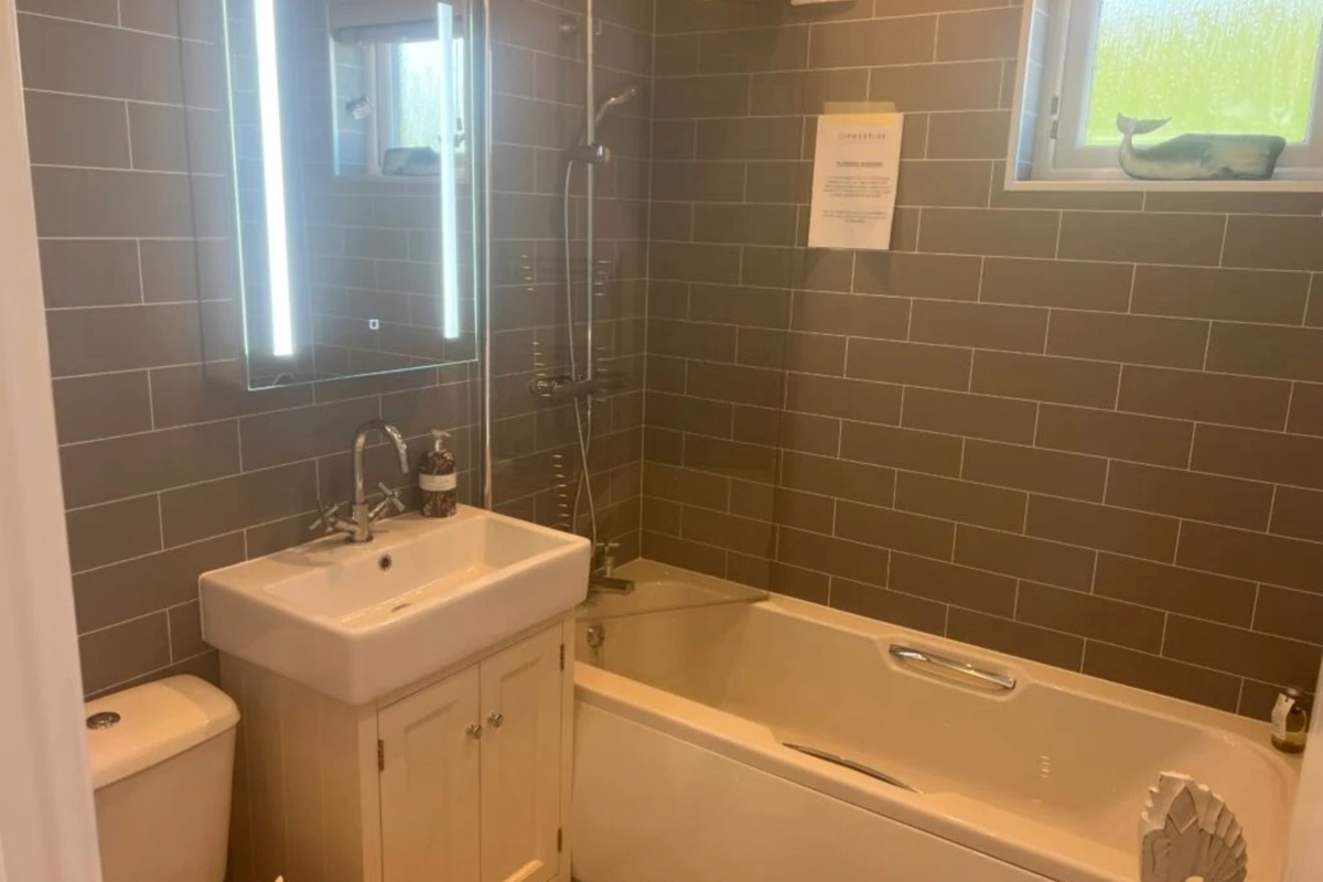 Prestige Oyster Catcher, bathroom at Talyfan