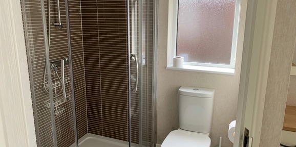 Omar Westfield, shower at Finlake