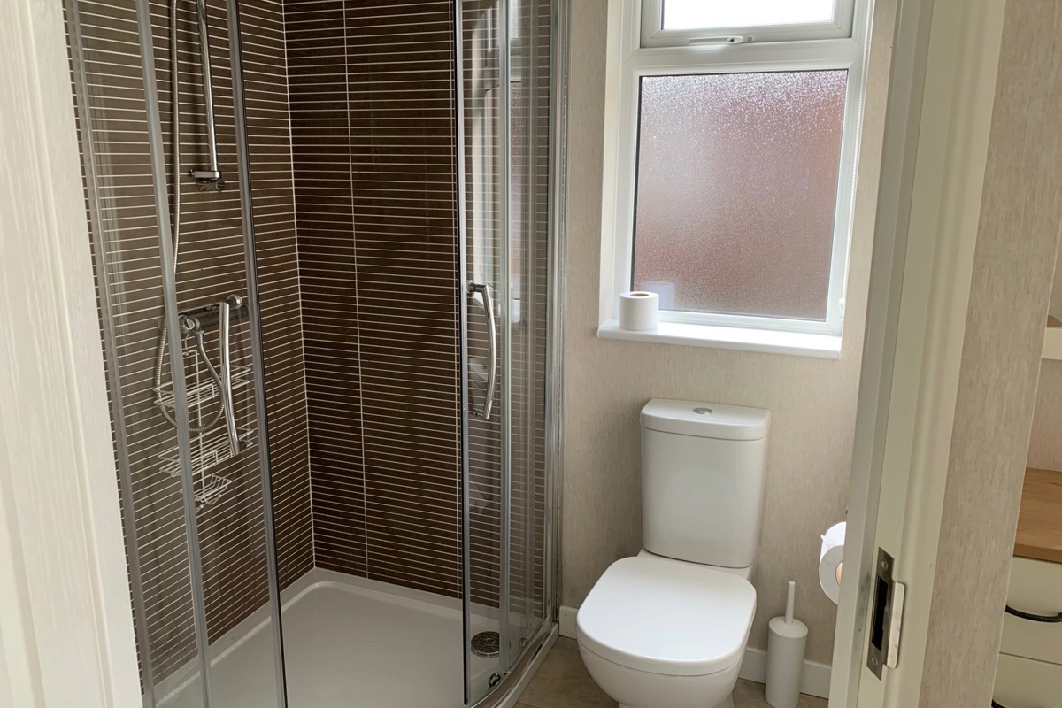 Omar Westfield, shower at Finlake