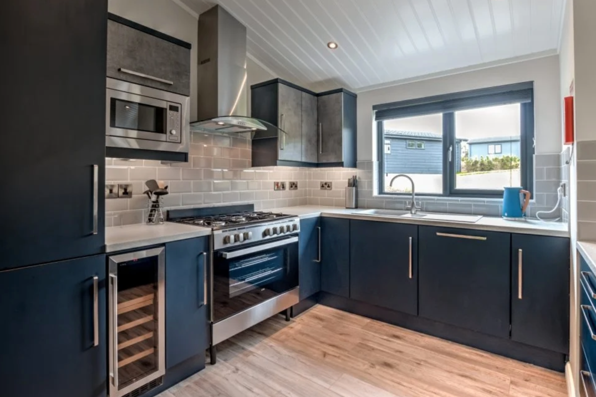 Oakgrove Elm, kitchen at Finlake