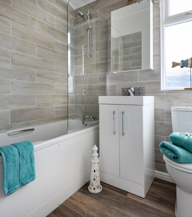 Prestige Navigator, bathroom with bath at The Warren