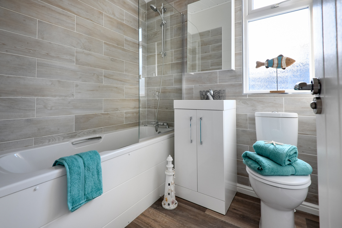 Prestige Navigator, bathroom with bath at The Warren