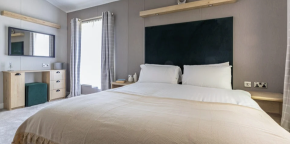 Sunseeker Sensation, master bedroom at Finlake