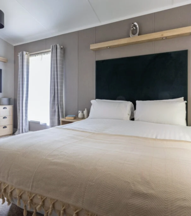 Sunseeker Sensation, master bedroom at Finlake