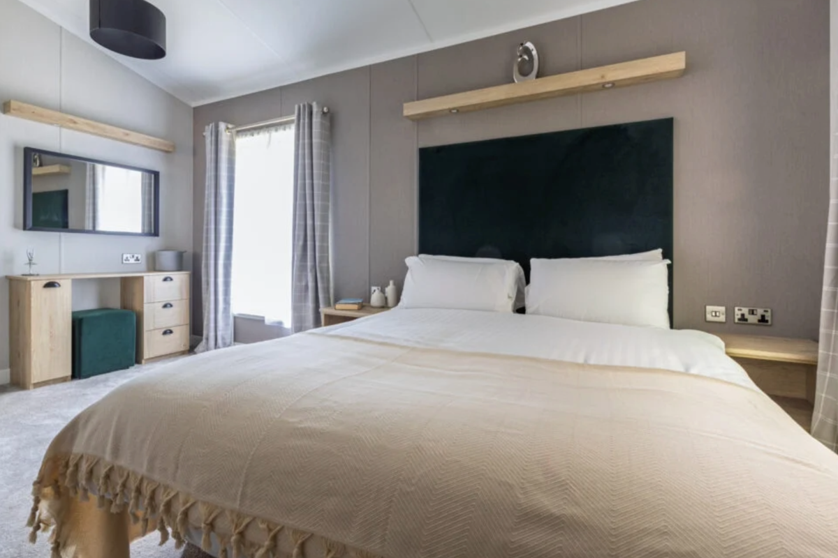 Sunseeker Sensation, master bedroom at Finlake