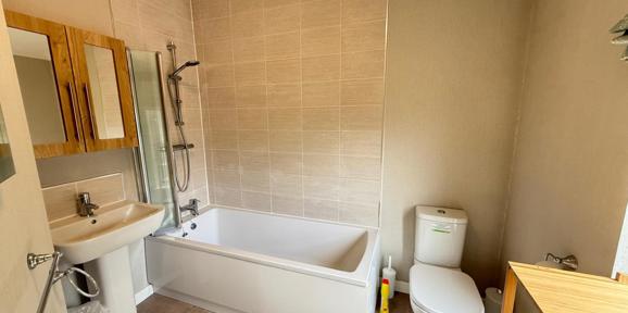 Finlake, Omar Southwold, bathroom