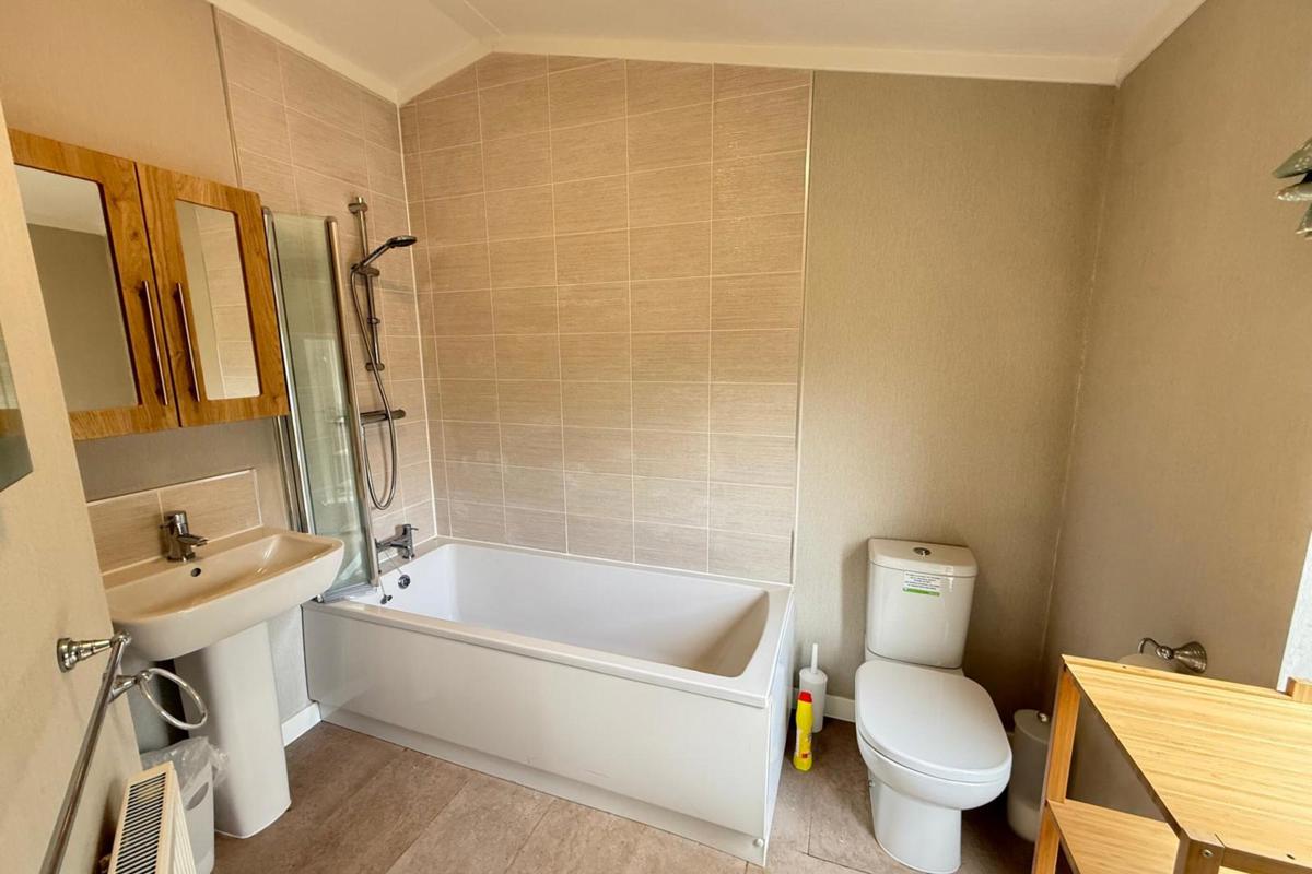 Finlake, Omar Southwold, bathroom