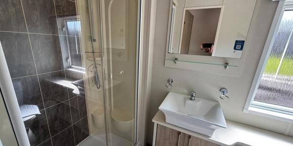 Carnaby Helmsley Lodge, family bathroom at Finlake
