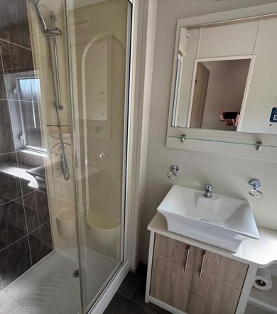 Carnaby Helmsley Lodge, family bathroom at Finlake