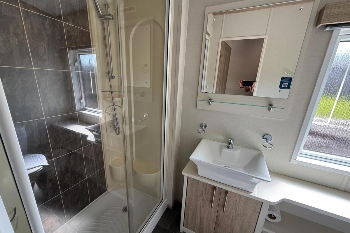 Carnaby Helmsley Lodge, family bathroom at Finlake