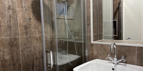 Prestige Dovecote, bathroom at Brokerswood