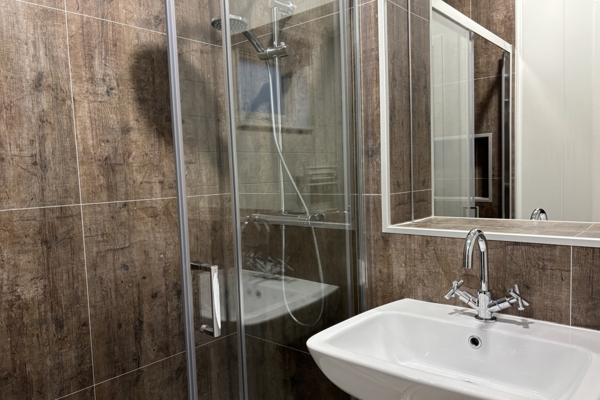 Prestige Dovecote, bathroom at Brokerswood