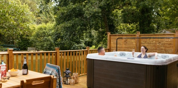 Wessex Contemporary, hot tub at Brokerswood