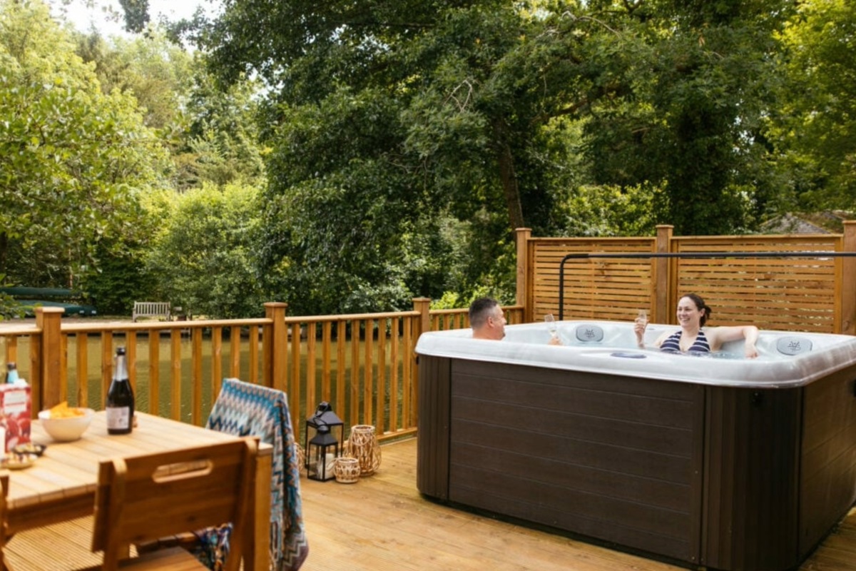 Wessex Contemporary, hot tub at Brokerswood