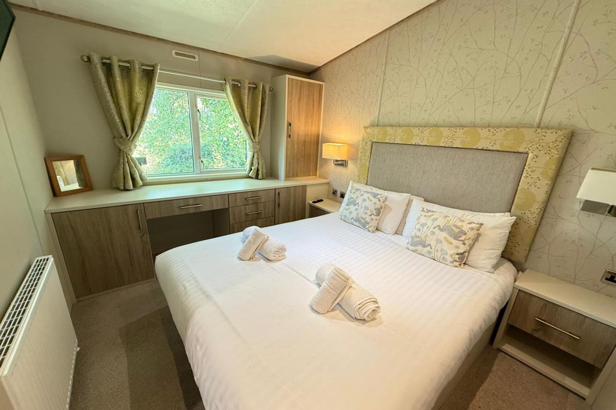 Carnaby Helmsley Lodge, master bedroom with window at Finlake