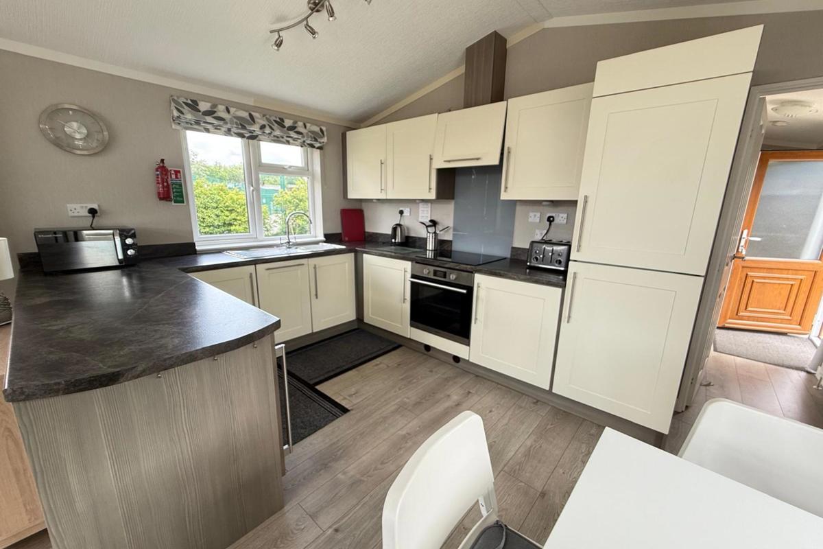 Finlake, Omar Southwold, kitchen