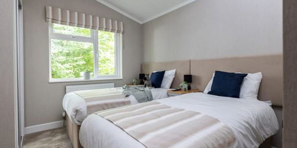 Wessex Contemporary, twin bedroom Brokerswood