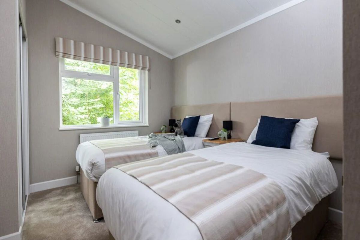 Wessex Contemporary, twin bedroom Brokerswood