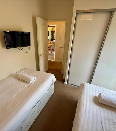 Wessex Summerhouse, twin bedroom at Finlake