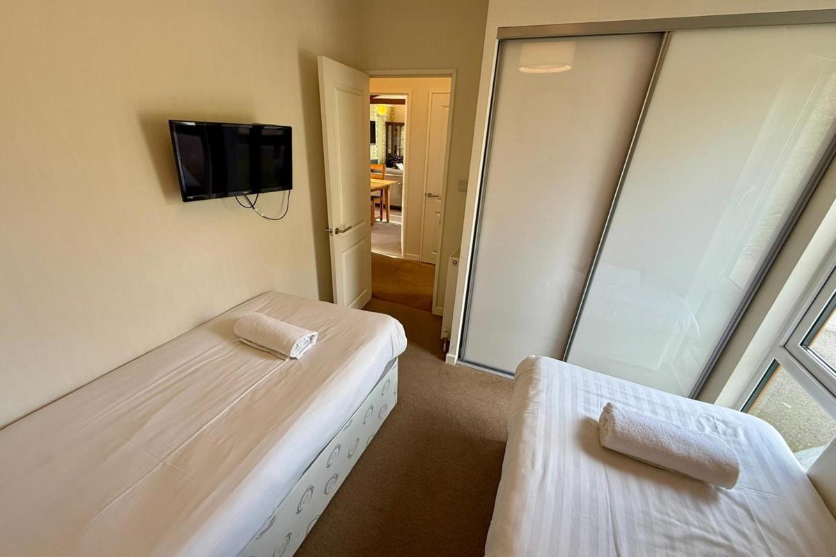 Wessex Summerhouse, twin bedroom at Finlake