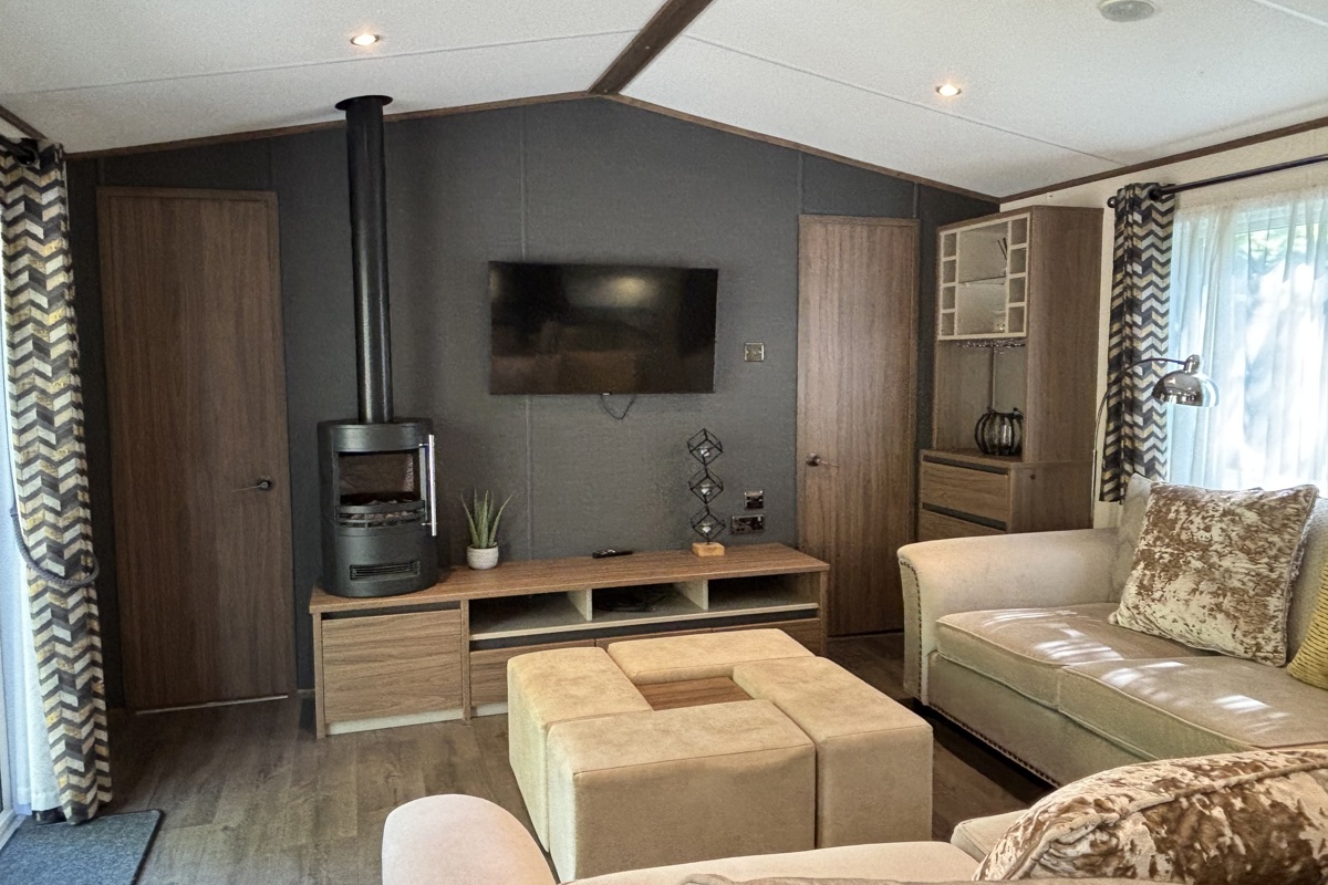 Brokerswood, Carnaby Langham, lounge