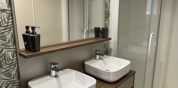 Brokerswood, Carnaby Langham, shower room