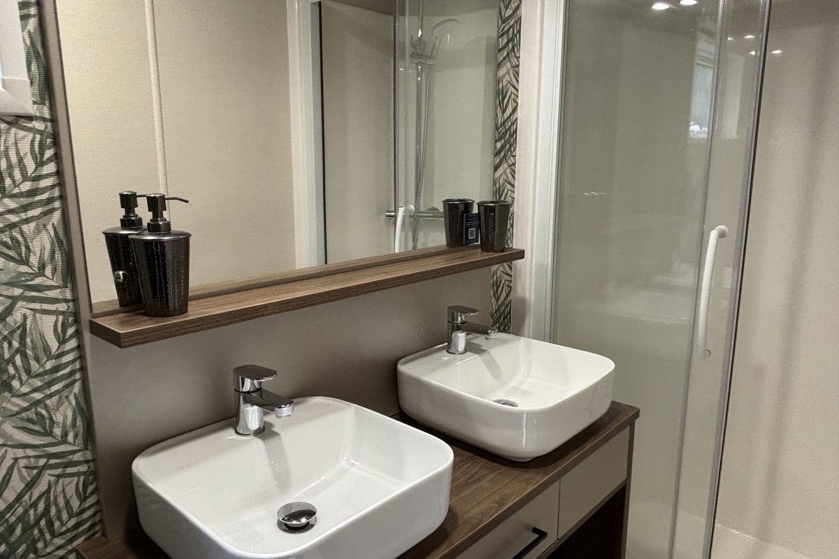 Brokerswood, Carnaby Langham, shower room