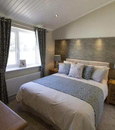 Oakgrove Clarendon, master bedroom with window at Finlake