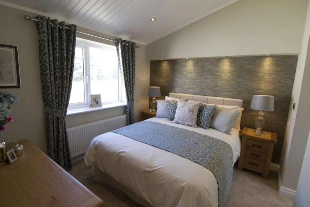 Oakgrove Clarendon, master bedroom with window at Finlake