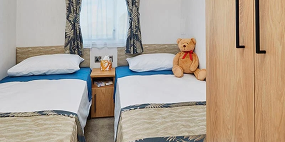 Carnaby Chantry, twin bedroom at Brokerswood