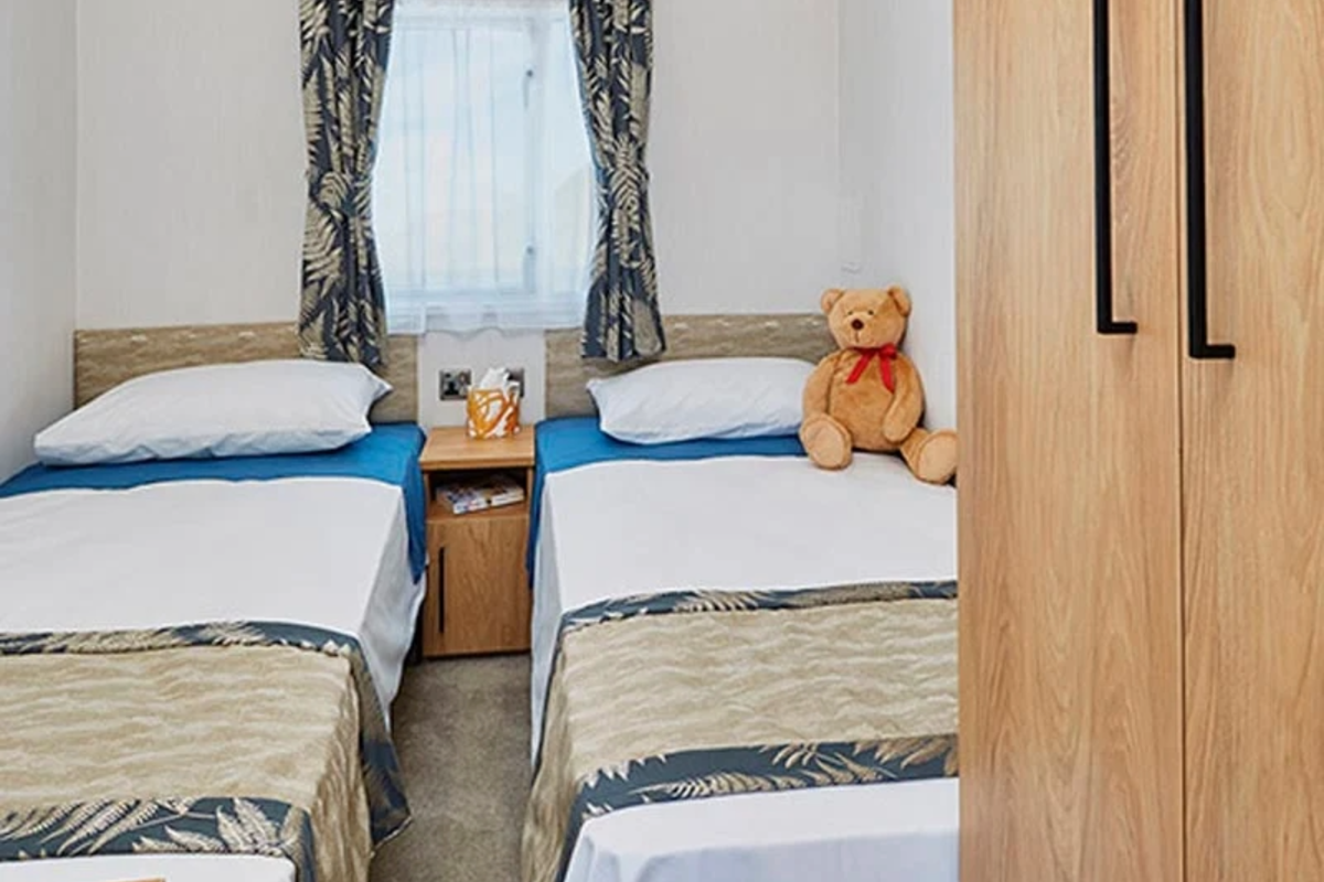 Carnaby Chantry, twin bedroom at Brokerswood