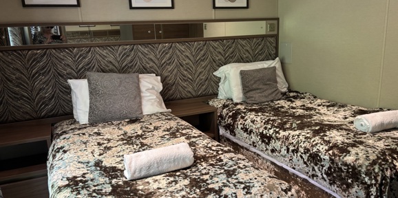 Brokerswood, Carnaby Langham, twin beds 