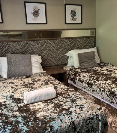 Brokerswood, Carnaby Langham, twin beds 