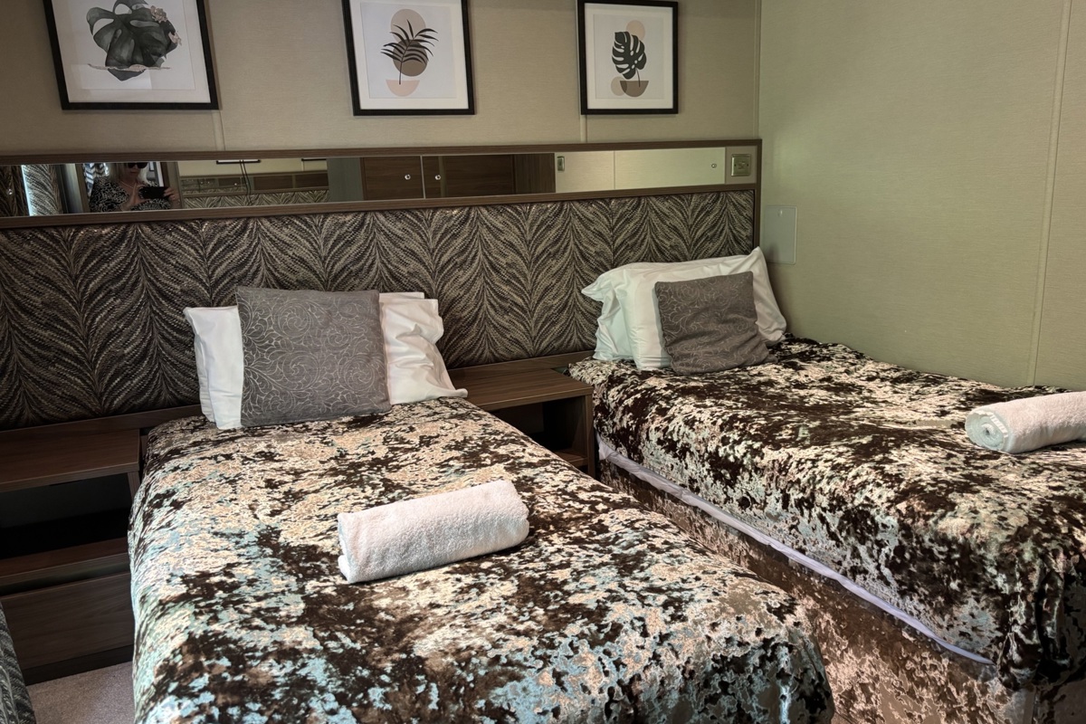 Brokerswood, Carnaby Langham, twin beds 