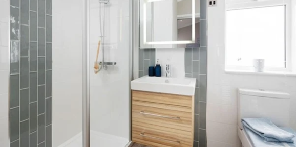 Wessex Contemporary, shower at Finlake