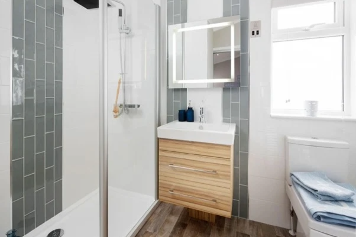 Wessex Contemporary, shower at Finlake