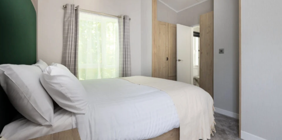  Sunseeker Sensation, side view of master bedroom at Finlake