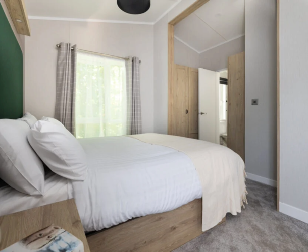  Sunseeker Sensation, side view of master bedroom at Finlake