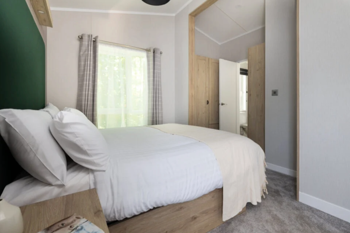  Sunseeker Sensation, side view of master bedroom at Finlake