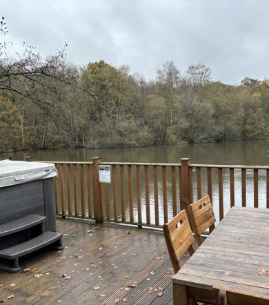 Prestige Dovecote, lake view and decking at Brokerswood