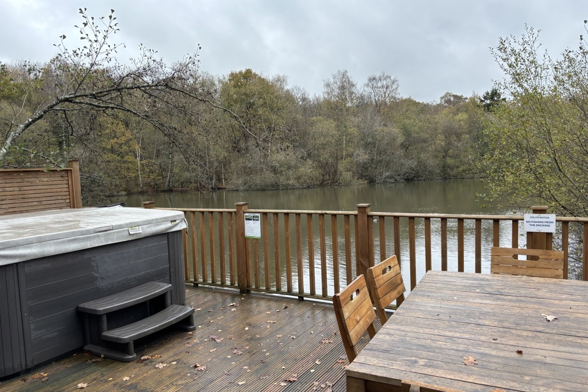 Prestige Dovecote, lake view and decking at Brokerswood