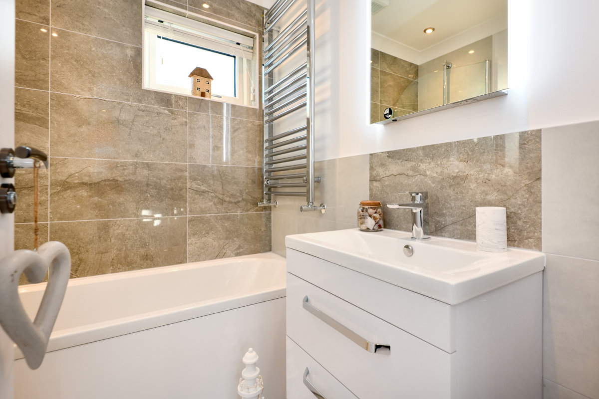 Oakgrove Osprey, bathroom at The Warren